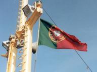 CORONA med Portugals honnörsflagga